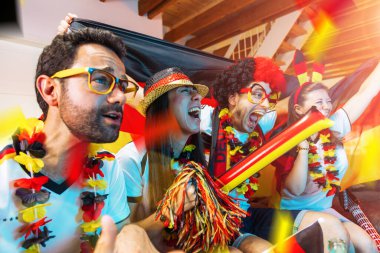 Bir grup coşkulu Alman futbol fanatiği zaferi kutluyor. Almanya 'dan bir grup mutlu futbol taraftarı şampiyonluk zaferini kutluyor.