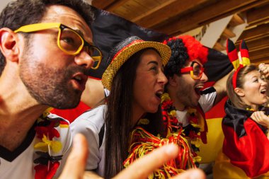 Bir grup coşkulu Alman futbol fanatiği zaferi kutluyor. Almanya 'dan bir grup mutlu futbol taraftarı şampiyonluk zaferini kutluyor.