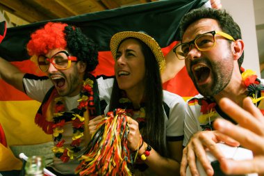 Bir grup coşkulu Alman futbol fanatiği zaferi kutluyor..