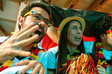 Bir grup coşkulu Alman futbol fanatiği zaferi kutluyor..