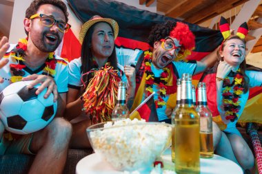 Bir grup coşkulu Alman futbol fanatiği zaferi kutluyor. Almanya 'dan bir grup mutlu futbol taraftarı şampiyonluk zaferini kutluyor.