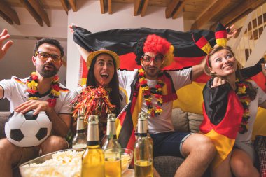 Bir grup coşkulu Alman futbol fanatiği zaferi kutluyor. Almanya 'dan bir grup mutlu futbol taraftarı şampiyonluk zaferini kutluyor.