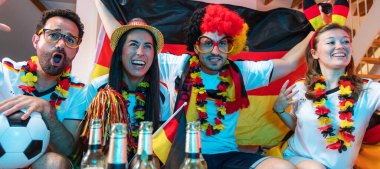 Bir grup coşkulu Alman futbol fanatiği zaferi kutluyor. Almanya 'dan bir grup mutlu futbol taraftarı şampiyonluk zaferini kutluyor.