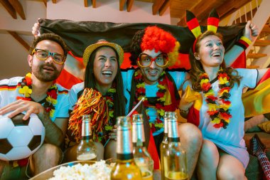 Bir grup coşkulu Alman futbol fanatiği zaferi kutluyor. Almanya 'dan bir grup mutlu futbol taraftarı şampiyonluk zaferini kutluyor.