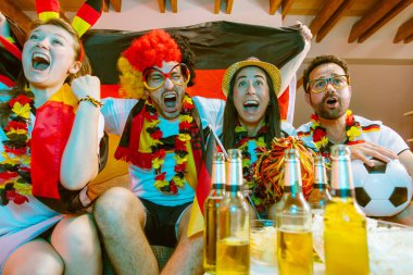 Bir grup coşkulu Alman futbol fanatiği zaferi kutluyor. Almanya 'dan bir grup mutlu futbol taraftarı şampiyonluk zaferini kutluyor.