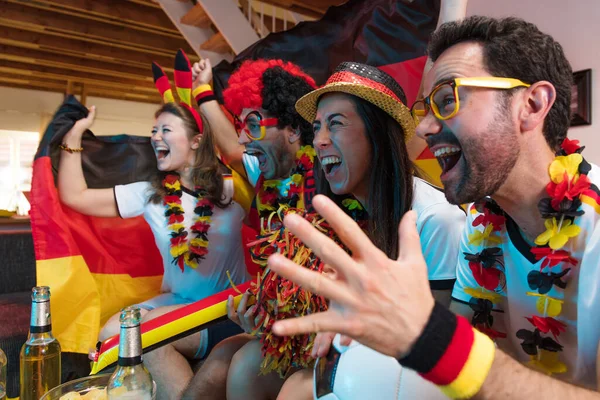 勝利を祝う熱狂的なドイツのスポーツサッカーファンのグループ 優勝を祝うドイツからの幸せなサッカーファンのグループ一緒に — ストック写真