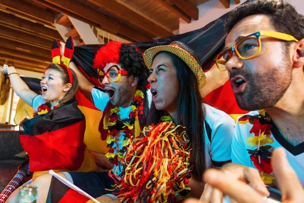 Bir grup coşkulu Alman futbol fanatiği zaferi kutluyor. Almanya 'dan bir grup mutlu futbol taraftarı şampiyonluk zaferini kutluyor.