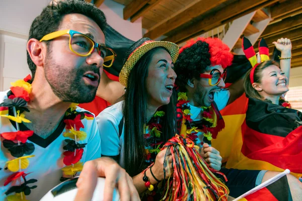 Bir grup coşkulu Alman futbol fanatiği zaferi kutluyor. Almanya 'dan bir grup mutlu futbol taraftarı şampiyonluk zaferini kutluyor.