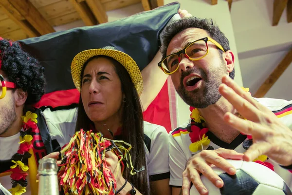 Bir grup coşkulu Alman futbol fanatiği zaferi kutluyor..