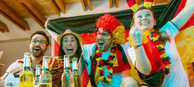 Bir grup coşkulu Alman futbol fanatiği zaferi kutluyor. Almanya 'dan bir grup mutlu futbol taraftarı şampiyonluk zaferini kutluyor.