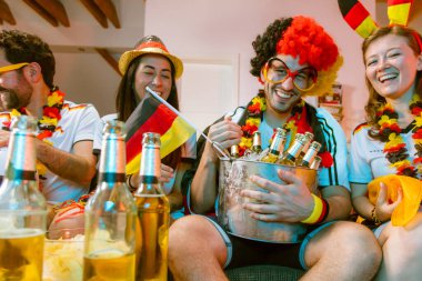 Bir grup coşkulu Alman futbol fanatiği zaferi kutluyor. Almanya 'dan bir grup mutlu futbol taraftarı şampiyonluk zaferini kutluyor.