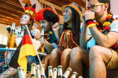 Bir grup coşkulu Alman futbol fanatiği zaferi kutluyor. Almanya 'dan bir grup mutlu futbol taraftarı şampiyonluk zaferini kutluyor.