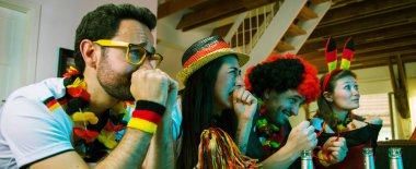 Bir grup coşkulu Alman futbol fanatiği zaferi kutluyor. Almanya 'dan bir grup mutlu futbol taraftarı şampiyonluk zaferini kutluyor.