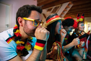 Bir grup coşkulu Alman futbol fanatiği zaferi kutluyor. Almanya 'dan bir grup mutlu futbol taraftarı şampiyonluk zaferini kutluyor.