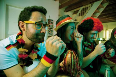 Bir grup coşkulu Alman futbol fanatiği zaferi kutluyor. Almanya 'dan bir grup mutlu futbol taraftarı şampiyonluk zaferini kutluyor.