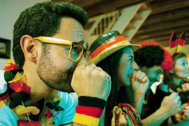 Bir grup coşkulu Alman futbol fanatiği zaferi kutluyor. Almanya 'dan bir grup mutlu futbol taraftarı şampiyonluk zaferini kutluyor.