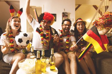Bir grup coşkulu Alman futbol fanatiği zaferi kutluyor. Almanya 'dan bir grup mutlu futbol taraftarı şampiyonluk zaferini kutluyor.