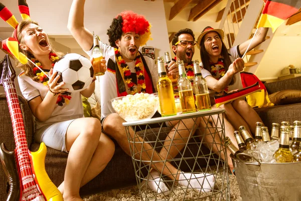 勝利を祝う熱狂的なドイツのスポーツサッカーファンのグループ 優勝を祝うドイツからの幸せなサッカーファンのグループ一緒に — ストック写真