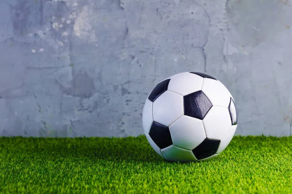 Yeşil çimlerin üzerinde futbol topunun yakın plan görüntüsü