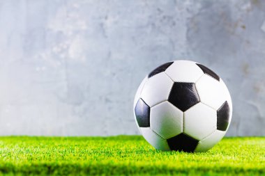 Yeşil çimlerin üzerinde futbol topunun yakın plan görüntüsü