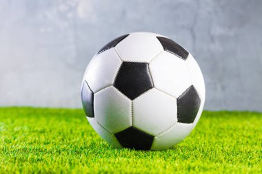 Çim futbol sahasındaki futbol topunun yakın plan görüntüsü