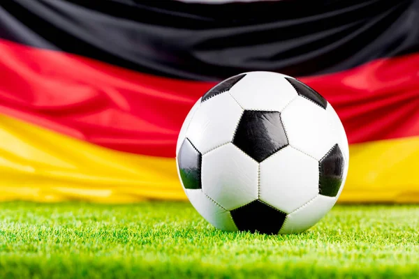 Widok Bliska Niemieckiej Flagi Piłki Nożnej Boisku Piłki Nożnej Trawy — Zdjęcie stockowe