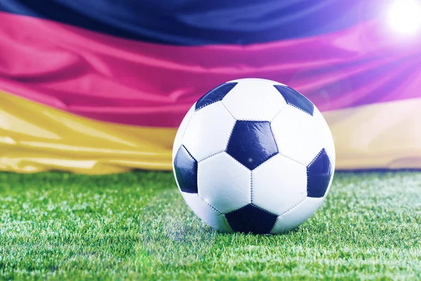 Widok Bliska Niemieckiej Flagi Piłki Nożnej Boisku Piłki Nożnej Trawy — Zdjęcie stockowe