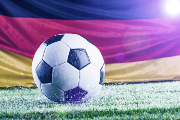 Widok Bliska Niemieckiej Flagi Piłki Nożnej Zielonej Trawie — Zdjęcie stockowe