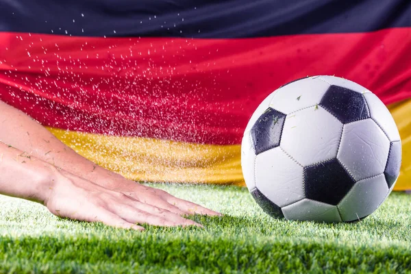 Widok Bliska Niemieckiej Flagi Piłki Nożnej Zielonej Trawie Ręce Męskiego — Zdjęcie stockowe