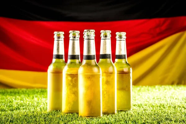 Nahaufnahme Von Bierflaschen Auf Grünem Rasen Deutsche Nationalflagge — Stockfoto