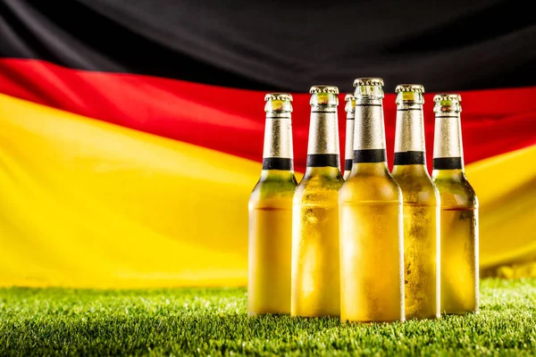 Nahaufnahme Von Bierflaschen Auf Grünem Rasen Deutsche Nationalflagge — Stockfoto