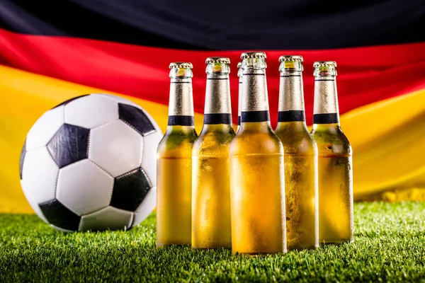 Nahaufnahme Von Bierflaschen Und Fußball Auf Grünem Rasen Deutsche Nationalflagge — Stockfoto