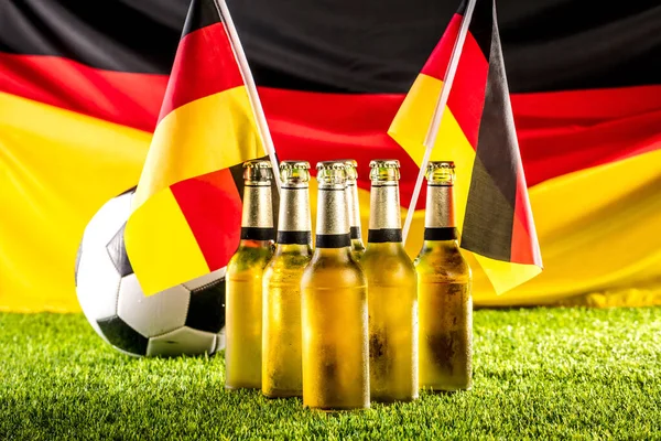Nahaufnahme Von Bierflaschen Und Fußball Auf Grünem Rasen Deutsche Nationalflagge — Stockfoto
