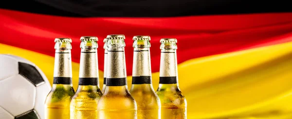 Nahaufnahme Von Bierflaschen Und Fußball Deutsche Nationalflagge — Stockfoto