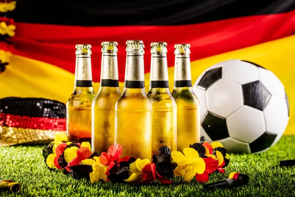 Nahaufnahme Von Bierflaschen Und Fußball Auf Grünem Rasen Deutsche Nationalflagge — Stockfoto