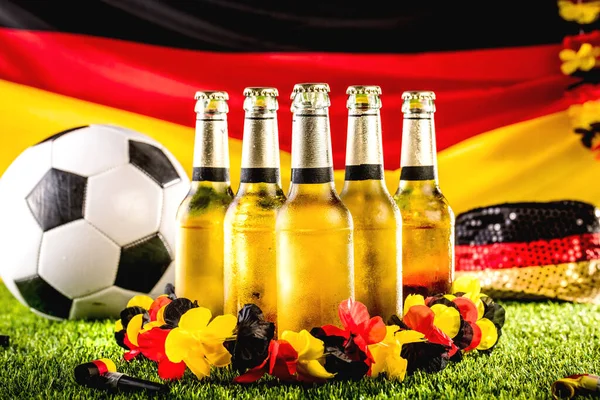 Nahaufnahme Von Bierflaschen Und Fußball Auf Grünem Rasen Deutsche Nationalflagge — Stockfoto