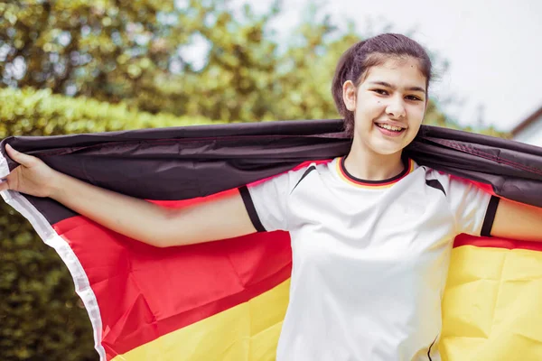 Gadis Muda Yang Bahagia Dengan Bendera Jerman Taman — Stok Foto