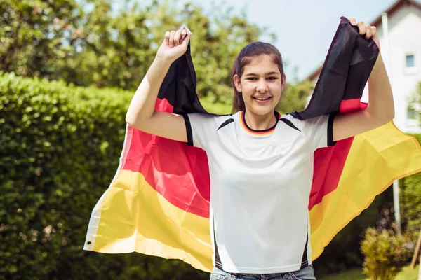 Gadis Muda Yang Bahagia Dengan Bendera Jerman Taman — Stok Foto