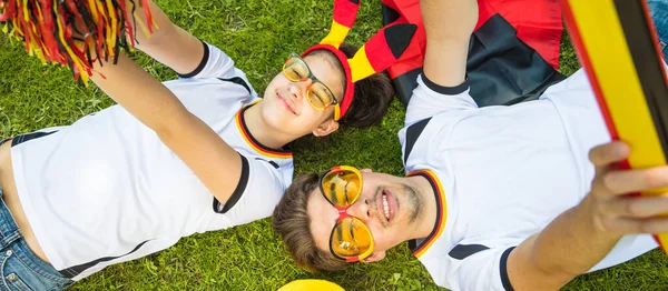 Glückliche Fußballfans Aus Deutschland Liegen Auf Einer Wiese Und Feiern — Stockfoto