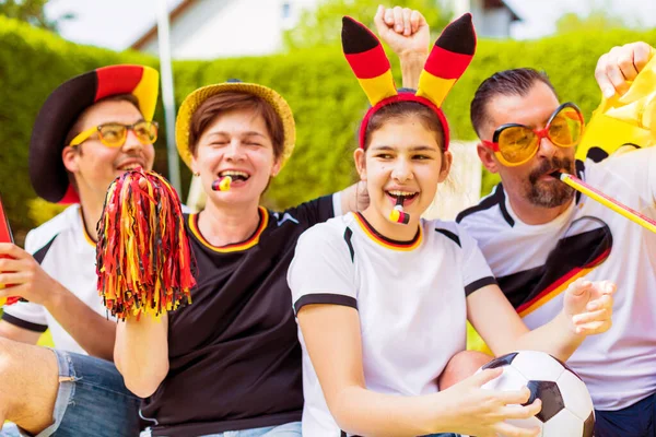 Felice Famiglia Tifo Squadra Calcio Tedesca Fuori Giardino — Foto Stock