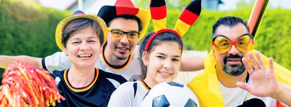 Familie Juichen Voor Het Duitse Voetbalteam Buiten Tuin — Stockfoto