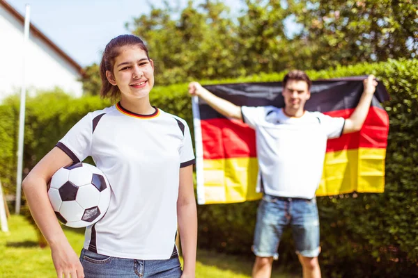 Felici Giovani Tifosi Calcio Maglie Tedesche Che Giocano Con Palla — Foto Stock