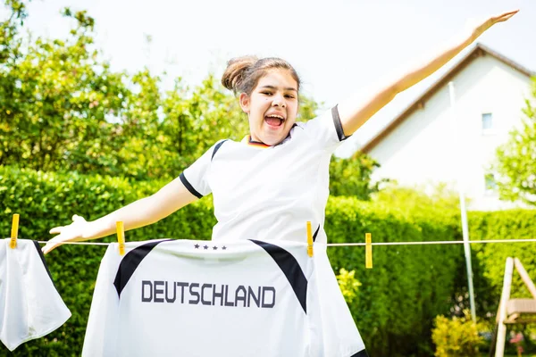 Gadis Muda Dengan Jersey Sepak Bola Jerman Baru Jerseys Tali — Stok Foto