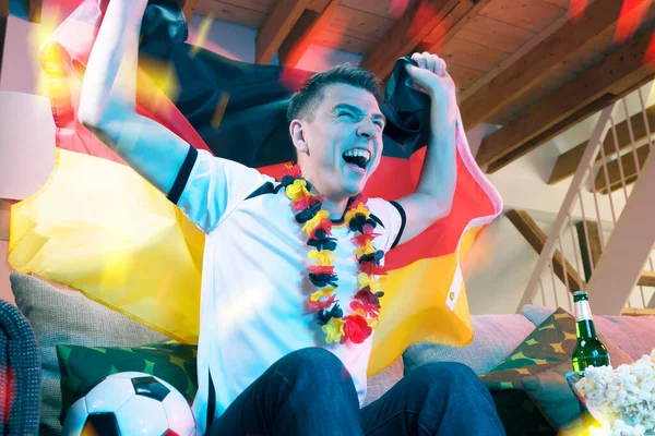 Niemiecki Fan Piłki Nożnej Oglądanie Mistrzostw Gry Telewizji Domu — Zdjęcie stockowe
