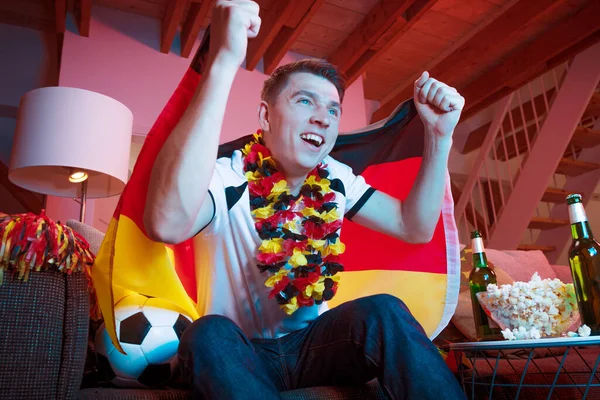 Emocjonalny Niemiecki Fan Piłki Nożnej Ogląda Mecz Mistrzostwo Telewizji Domu — Zdjęcie stockowe