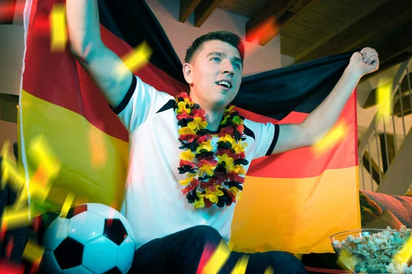 Penggemar Sepak Bola Jerman Menonton Pertandingan Kejuaraan Sendirian Rumah — Stok Foto