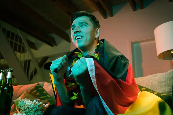 Емоційний Молодий Чоловік Німецький Футбольний Фанат Дивиться Матч Чемпіонату Телевізору — стокове фото