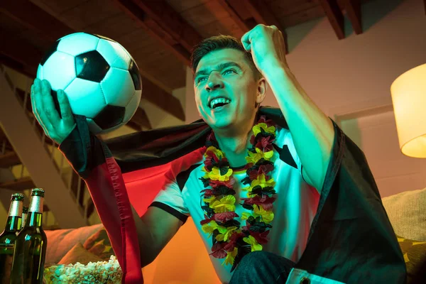 Niemiecki Fan Piłki Nożnej Oglądanie Mistrzostw Gry Telewizji Domu — Zdjęcie stockowe