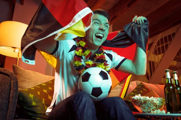 Niemiecki Fan Piłki Nożnej Piłką Nożną Oglądanie Meczu Mistrzostw Telewizji — Zdjęcie stockowe