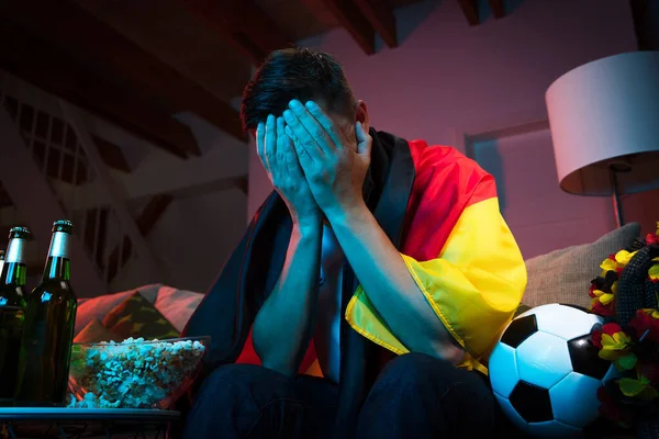 Zdenerwowany Młody Człowiek Niemiecki Kibic Piłki Nożnej Oglądanie Meczu Mistrzostw — Zdjęcie stockowe